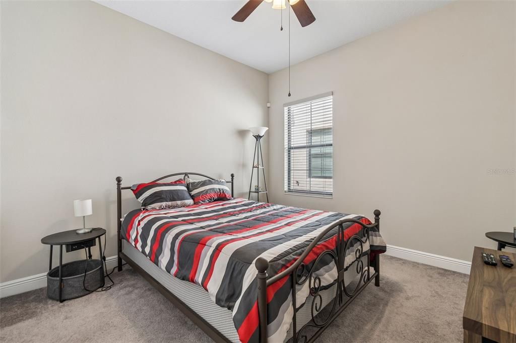 Activo con contrato: $445,500 (4 camas, 2 baños, 2089 Pies cuadrados)