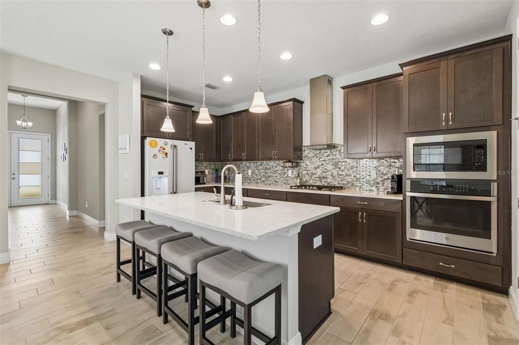 Activo con contrato: $445,500 (4 camas, 2 baños, 2089 Pies cuadrados)
