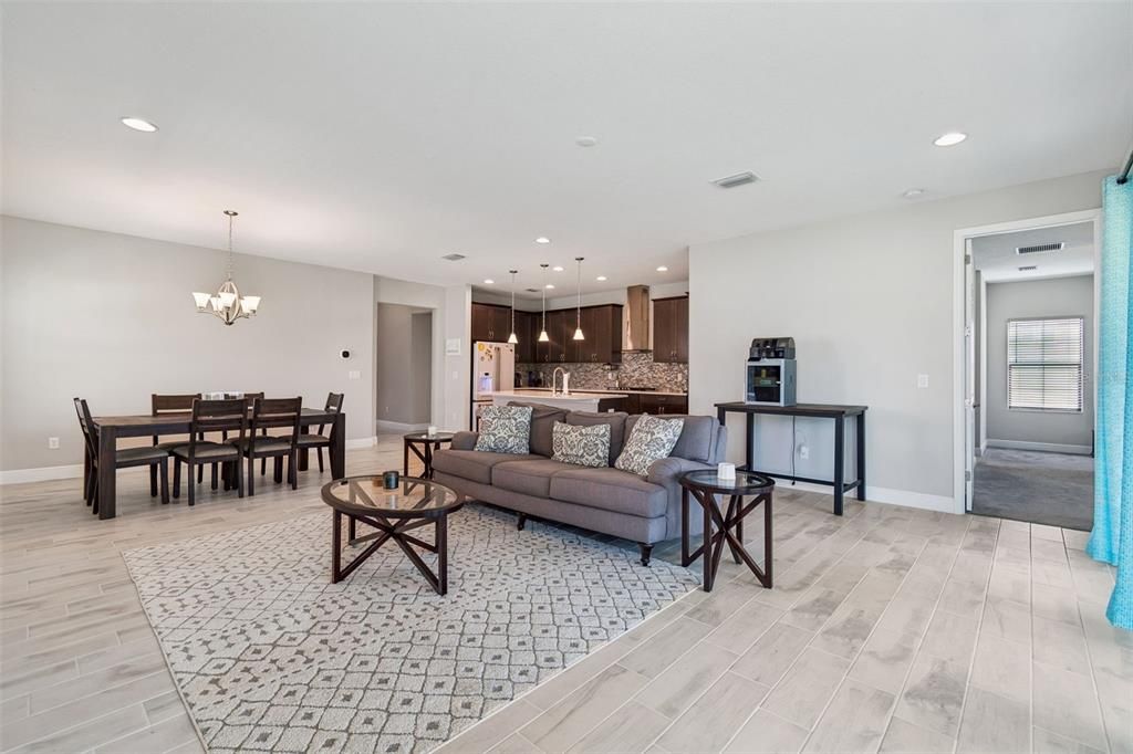 Activo con contrato: $445,500 (4 camas, 2 baños, 2089 Pies cuadrados)