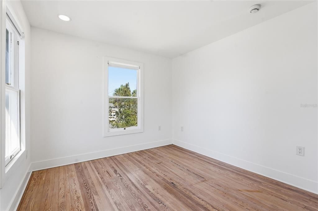 Active With Contract: $1,300 (0 beds, 1 baths, 260 Square Feet)