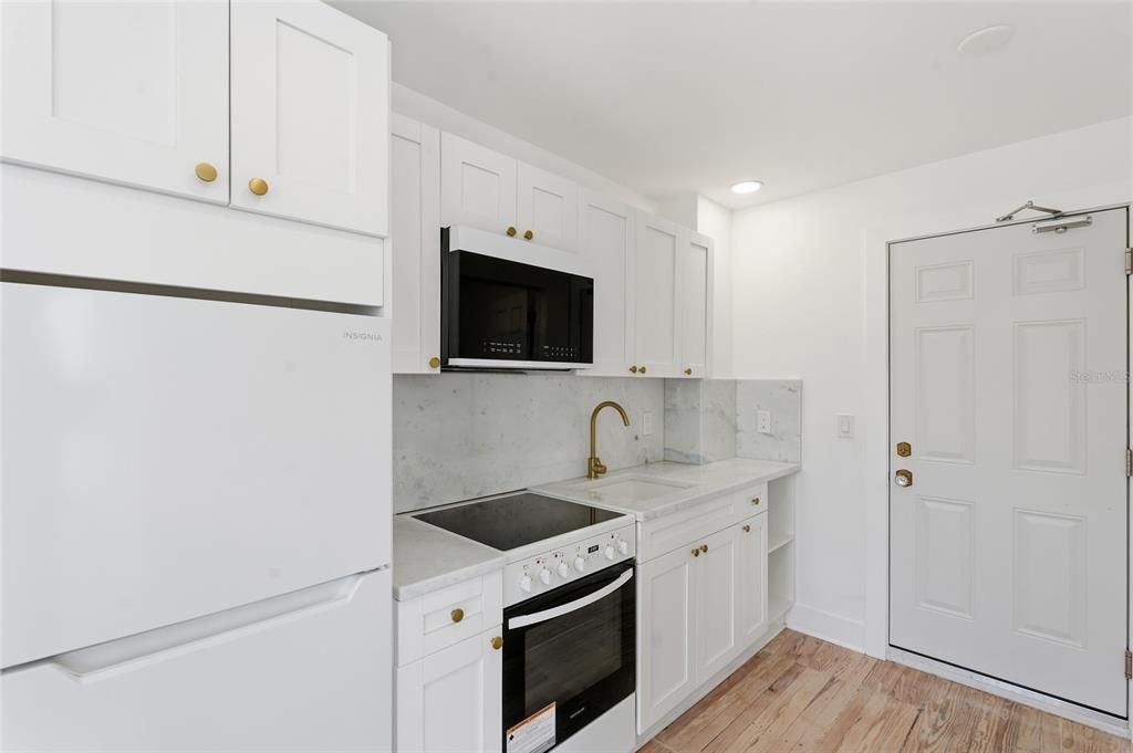 Active With Contract: $1,300 (0 beds, 1 baths, 260 Square Feet)