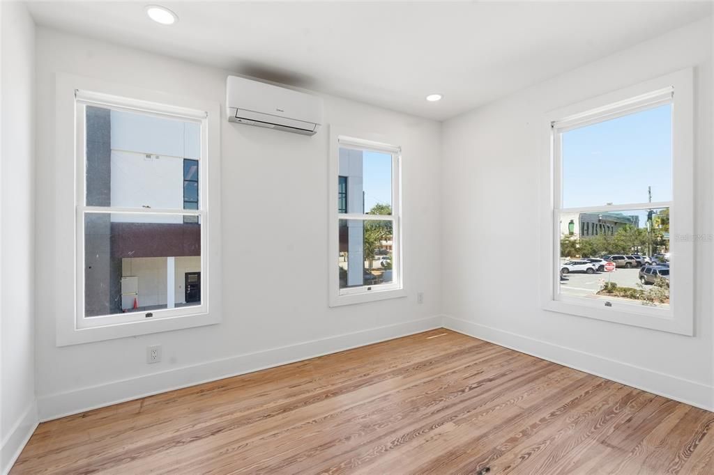 Active With Contract: $1,300 (0 beds, 1 baths, 260 Square Feet)