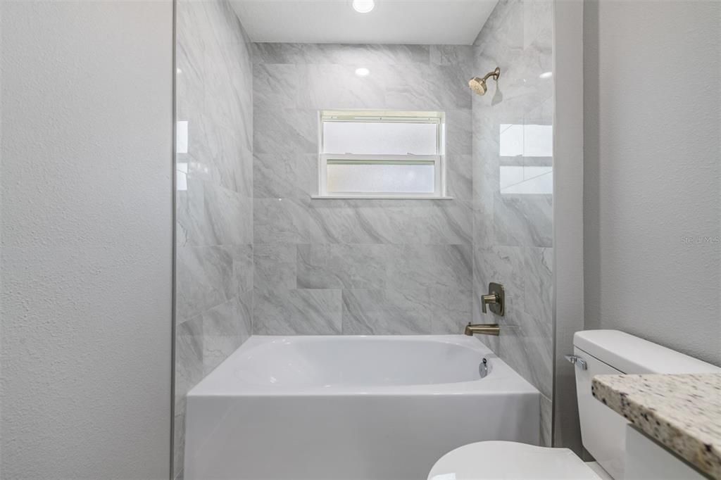 En Venta: $450,000 (4 camas, 2 baños, 1924 Pies cuadrados)