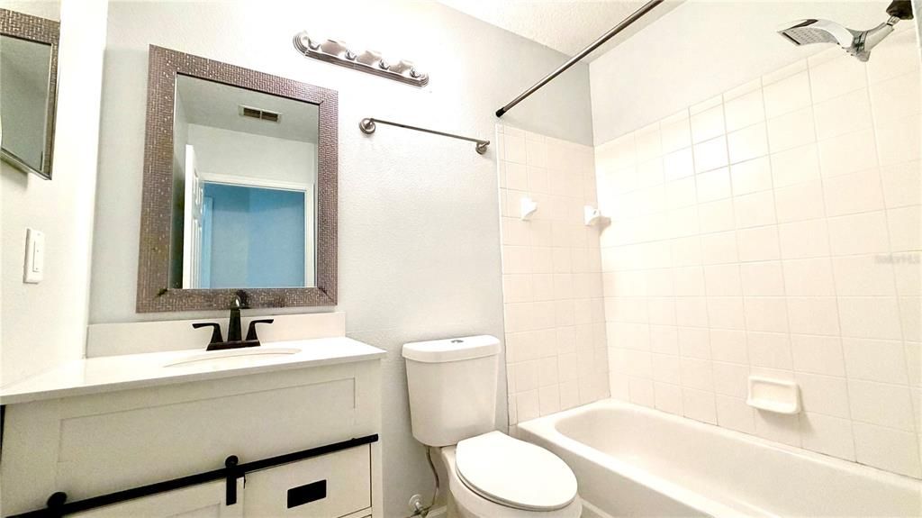 Activo con contrato: $175,000 (2 camas, 2 baños, 1042 Pies cuadrados)