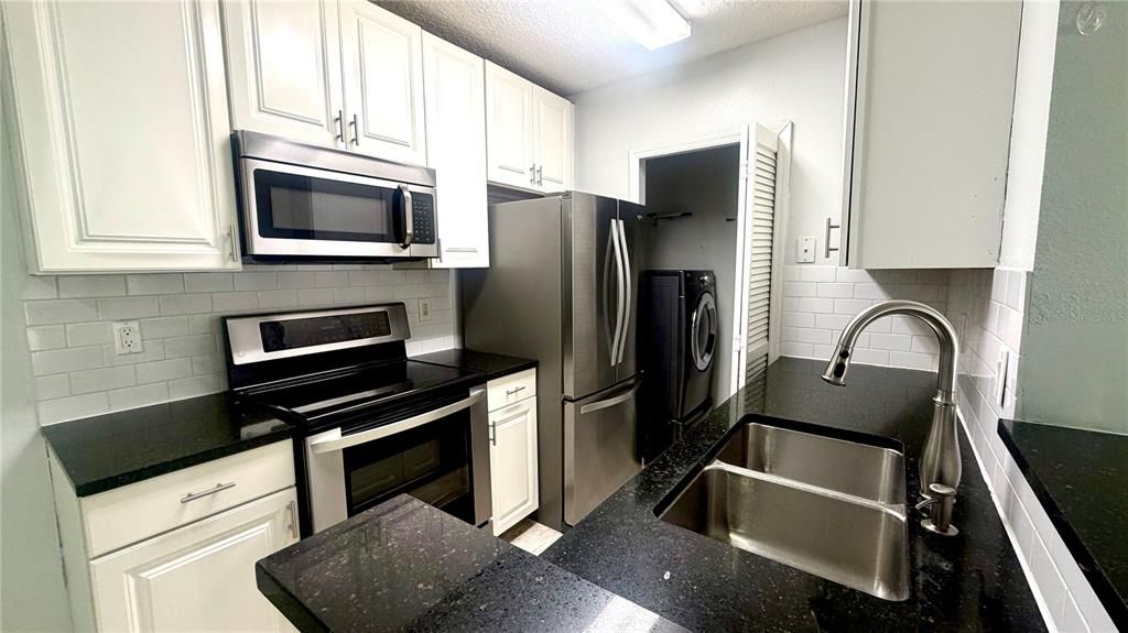 Activo con contrato: $175,000 (2 camas, 2 baños, 1042 Pies cuadrados)