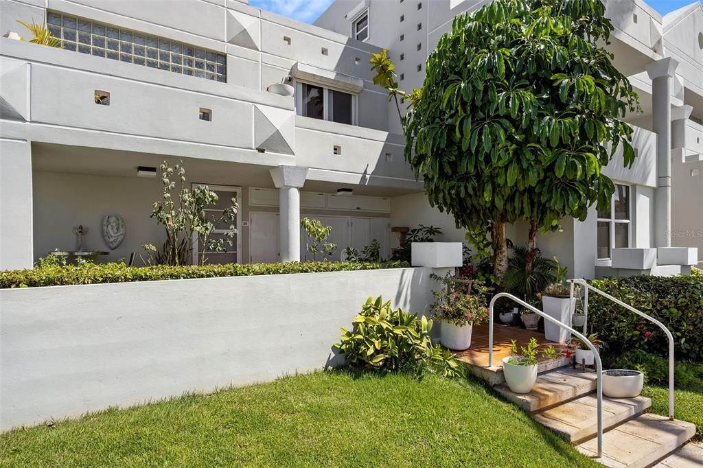 For Sale: $1,100,000 (3 beds, 2 baths, 1433 Square Feet)