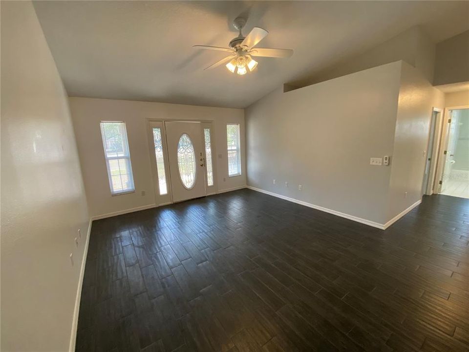 For Rent: $1,800 (3 beds, 2 baths, 1410 Square Feet)