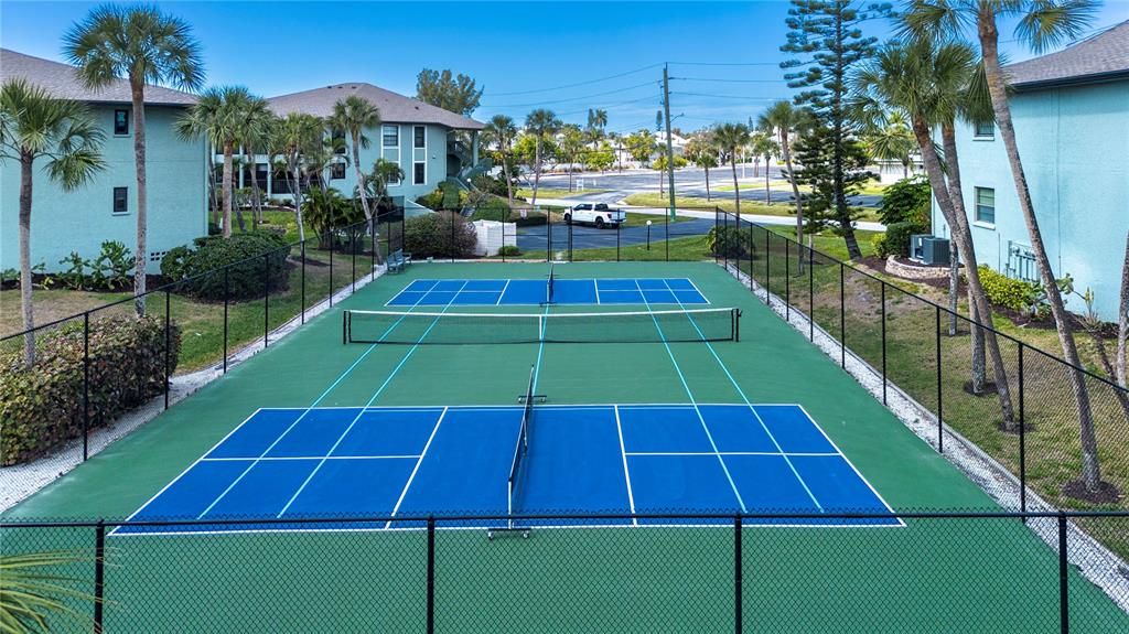 Active With Contract: $624,000 (3 beds, 2 baths, 1367 Square Feet)