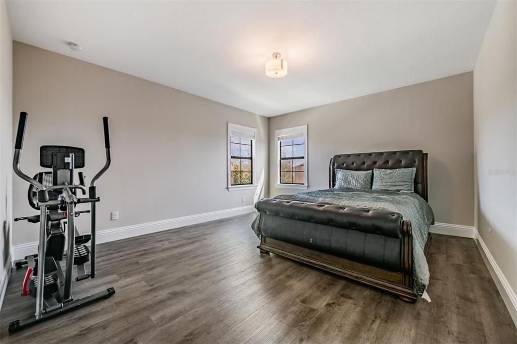 Activo con contrato: $1,099,999 (4 camas, 4 baños, 4185 Pies cuadrados)