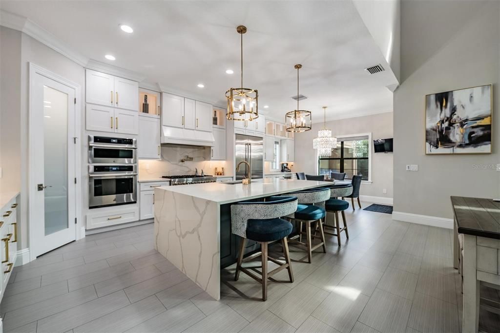 Activo con contrato: $1,099,999 (4 camas, 4 baños, 4185 Pies cuadrados)