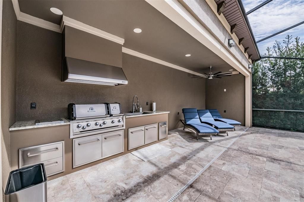 Activo con contrato: $1,099,999 (4 camas, 4 baños, 4185 Pies cuadrados)