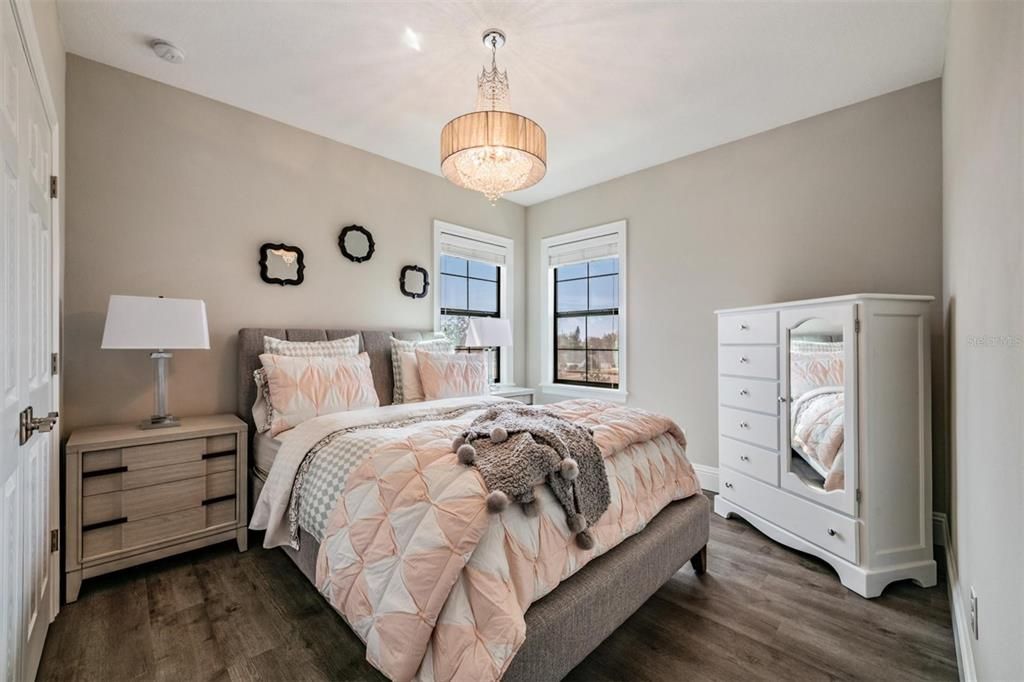 Activo con contrato: $1,099,999 (4 camas, 4 baños, 4185 Pies cuadrados)
