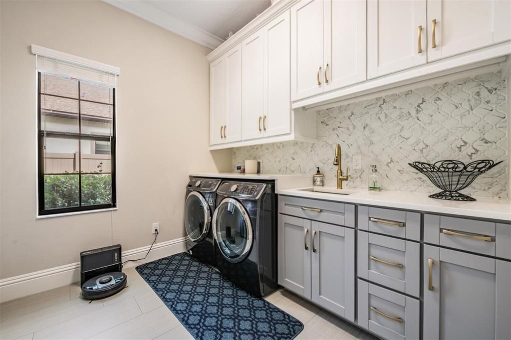 Activo con contrato: $1,099,999 (4 camas, 4 baños, 4185 Pies cuadrados)