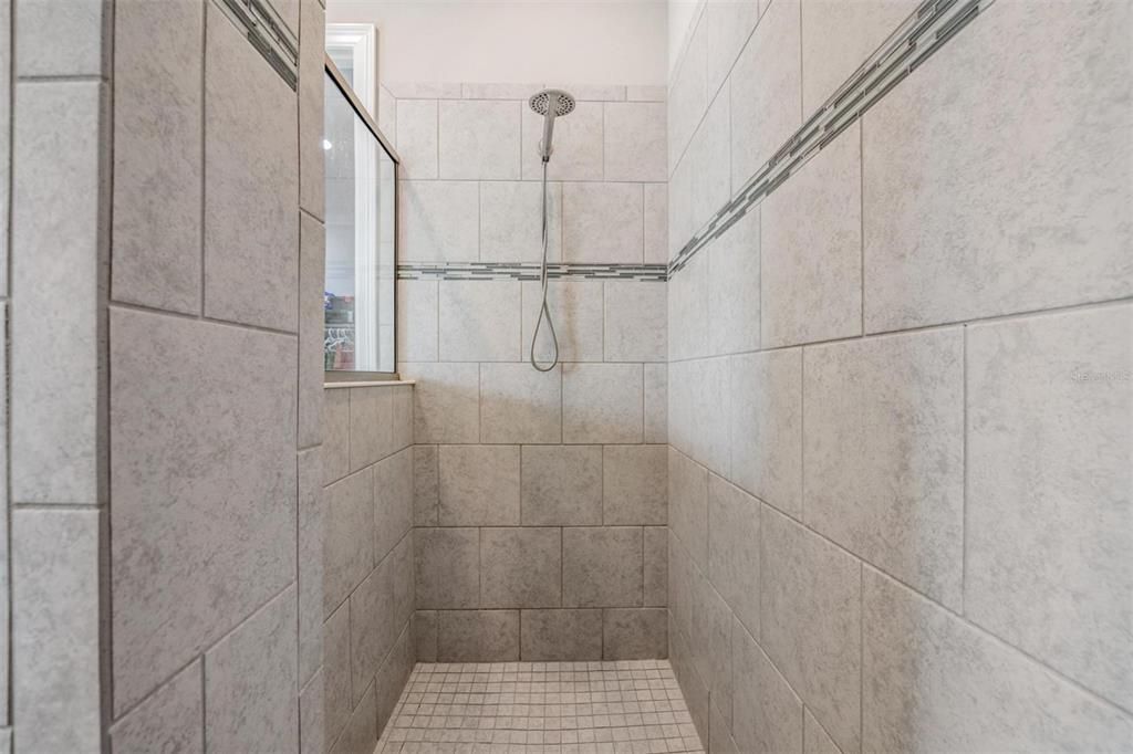 Activo con contrato: $1,099,999 (4 camas, 4 baños, 4185 Pies cuadrados)