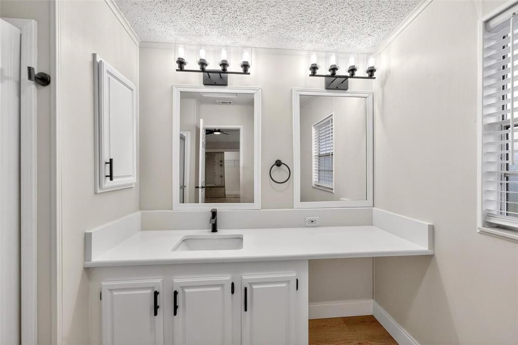 Active With Contract: $229,000 (2 beds, 2 baths, 1376 Square Feet)