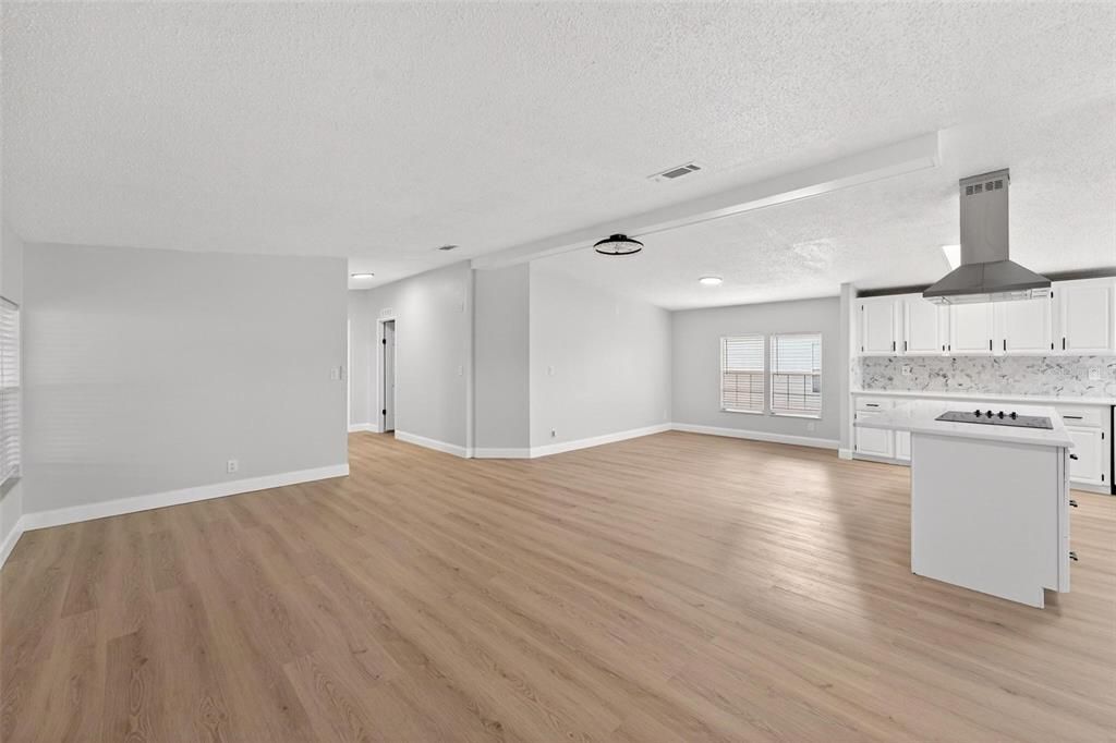 Active With Contract: $229,000 (2 beds, 2 baths, 1376 Square Feet)