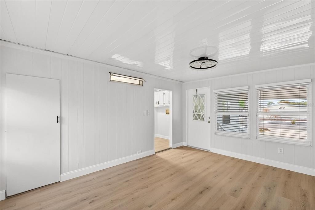 Active With Contract: $229,000 (2 beds, 2 baths, 1376 Square Feet)