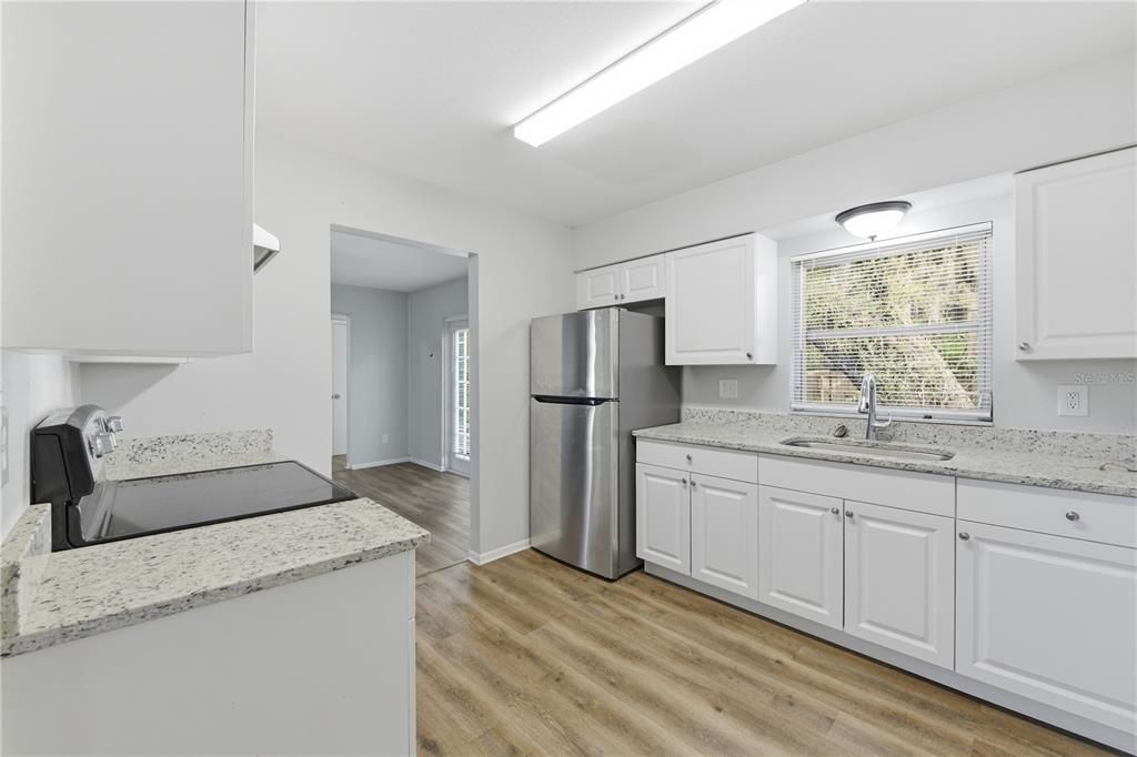 Под контрактом: $284,999 (3 спален, 2 ванн, 1408 Квадратных фут)