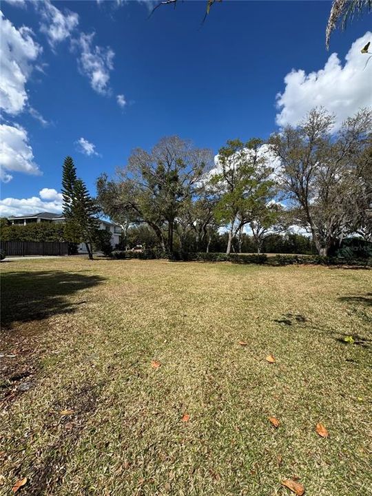 На продажу: $299,900 (0.27 acres)