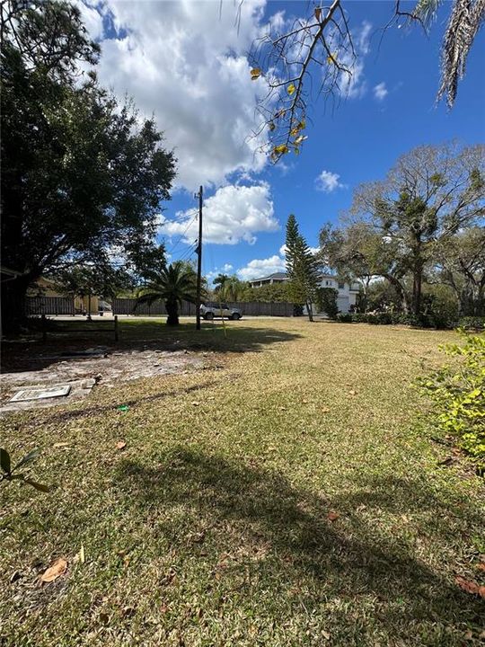 На продажу: $299,900 (0.27 acres)