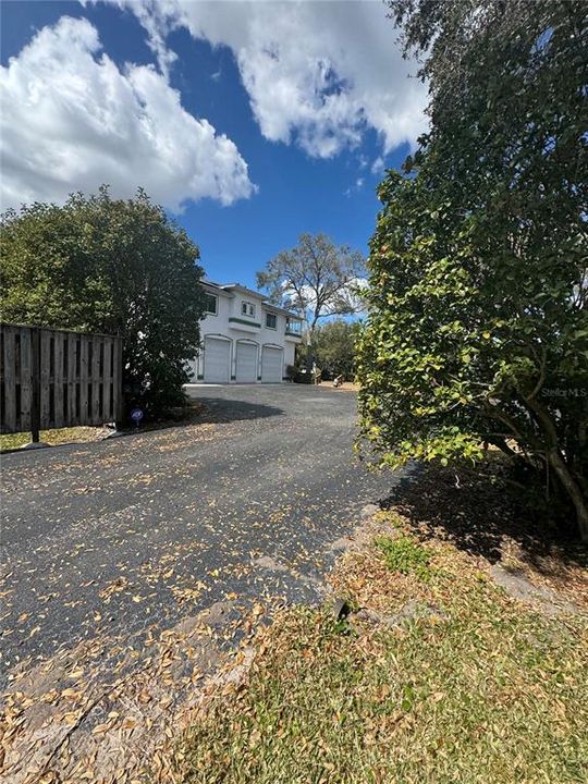 На продажу: $299,900 (0.27 acres)