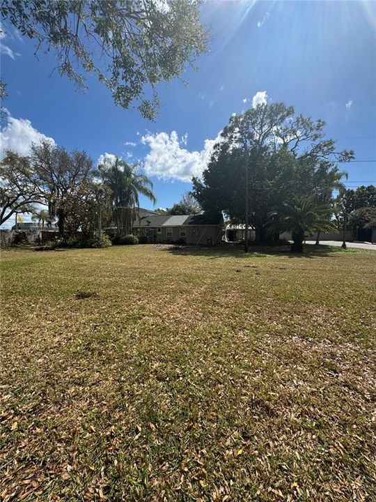 На продажу: $299,900 (0.27 acres)