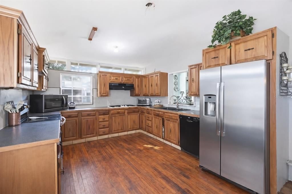 For Sale: $260,000 (4 beds, 1 baths, 2600 Square Feet)