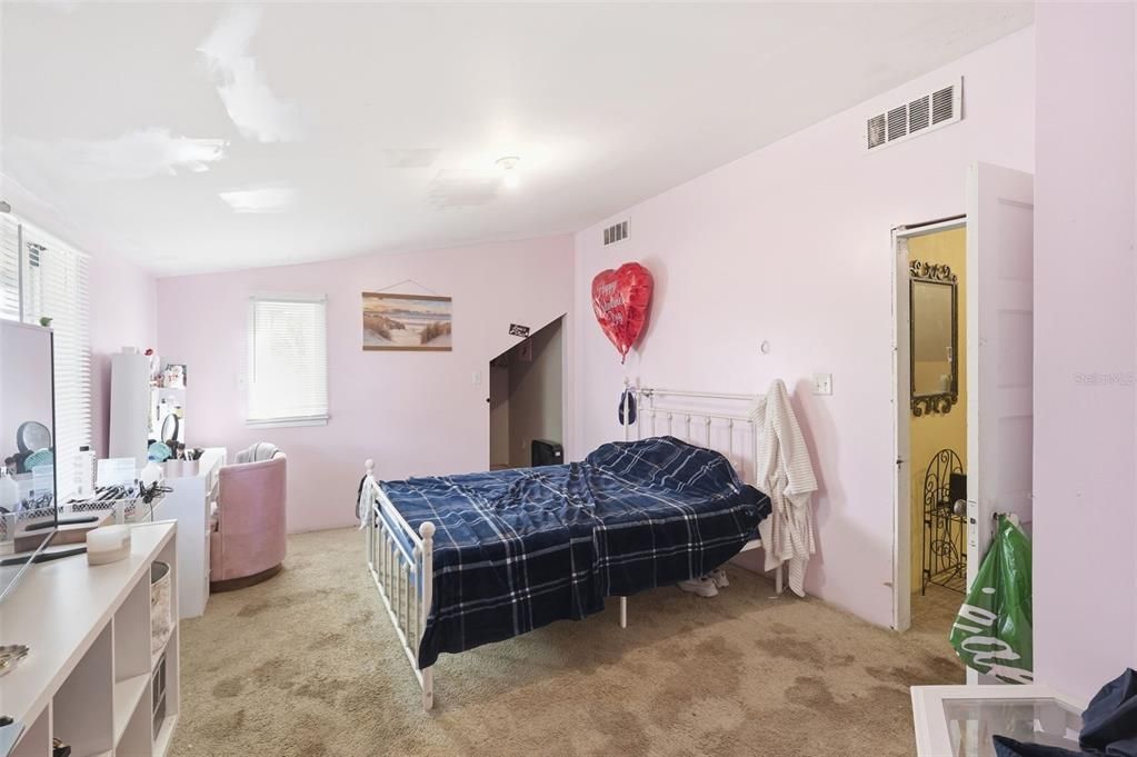 For Sale: $260,000 (4 beds, 1 baths, 2600 Square Feet)