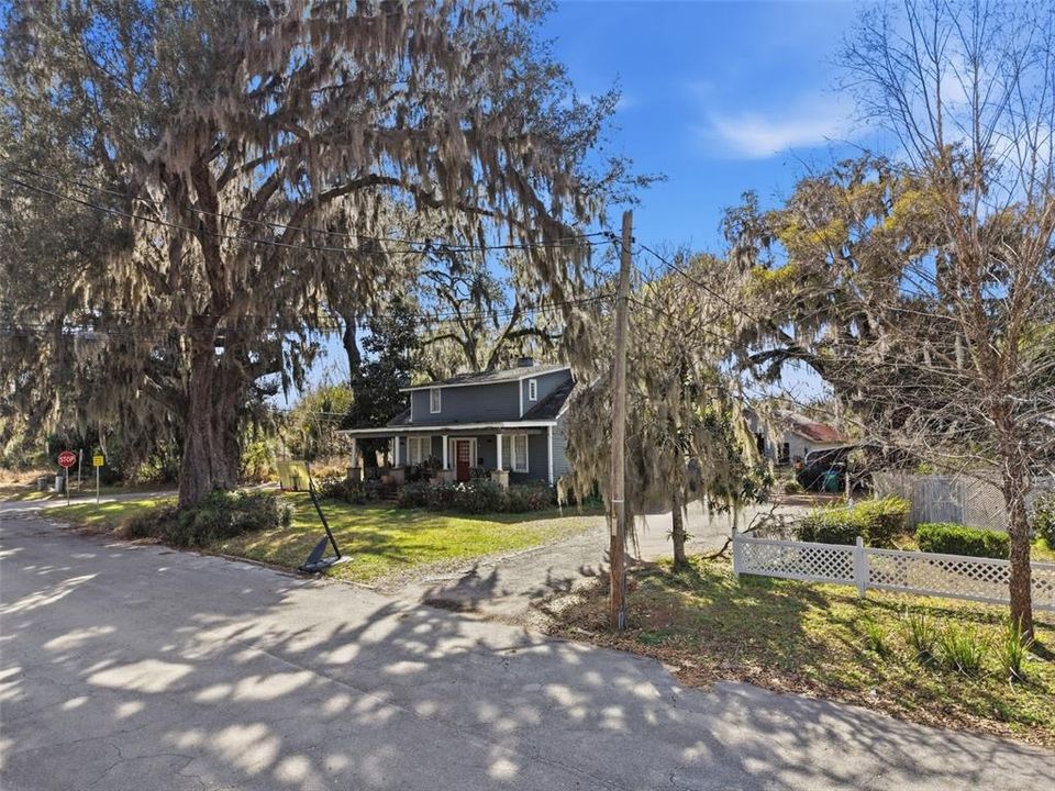 For Sale: $260,000 (4 beds, 1 baths, 2600 Square Feet)