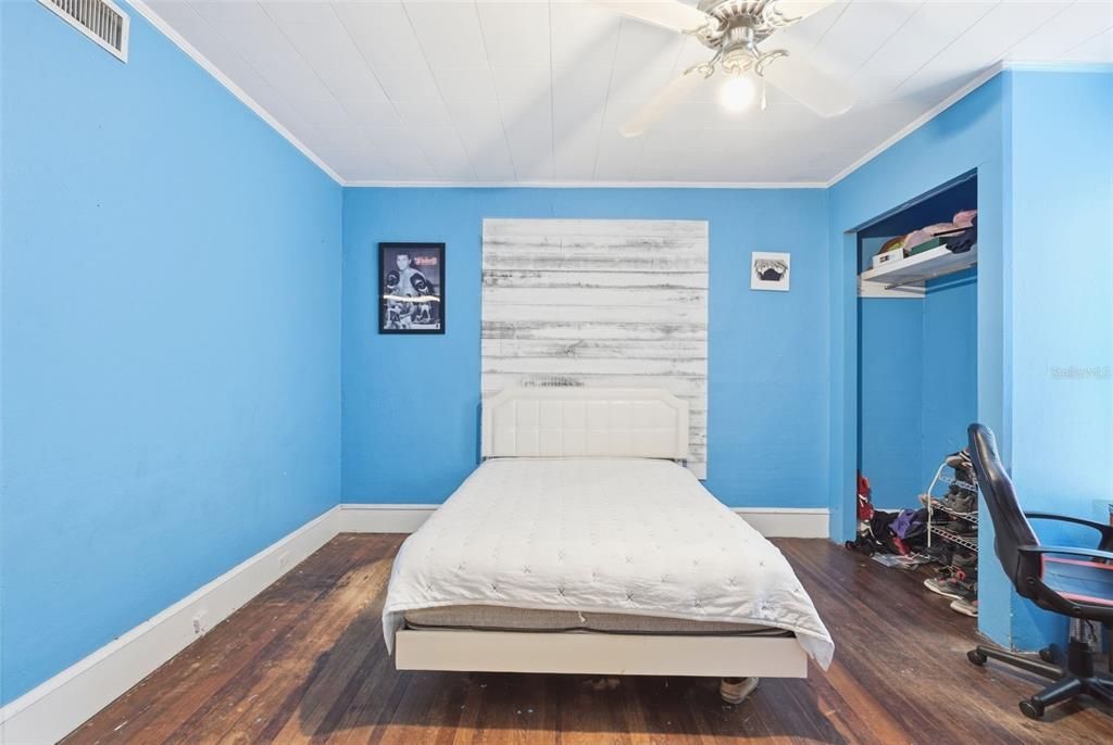 For Sale: $260,000 (4 beds, 1 baths, 2600 Square Feet)