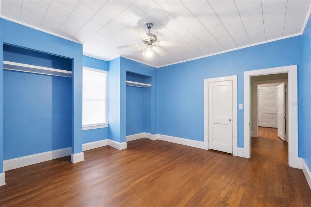 For Sale: $260,000 (4 beds, 1 baths, 2600 Square Feet)