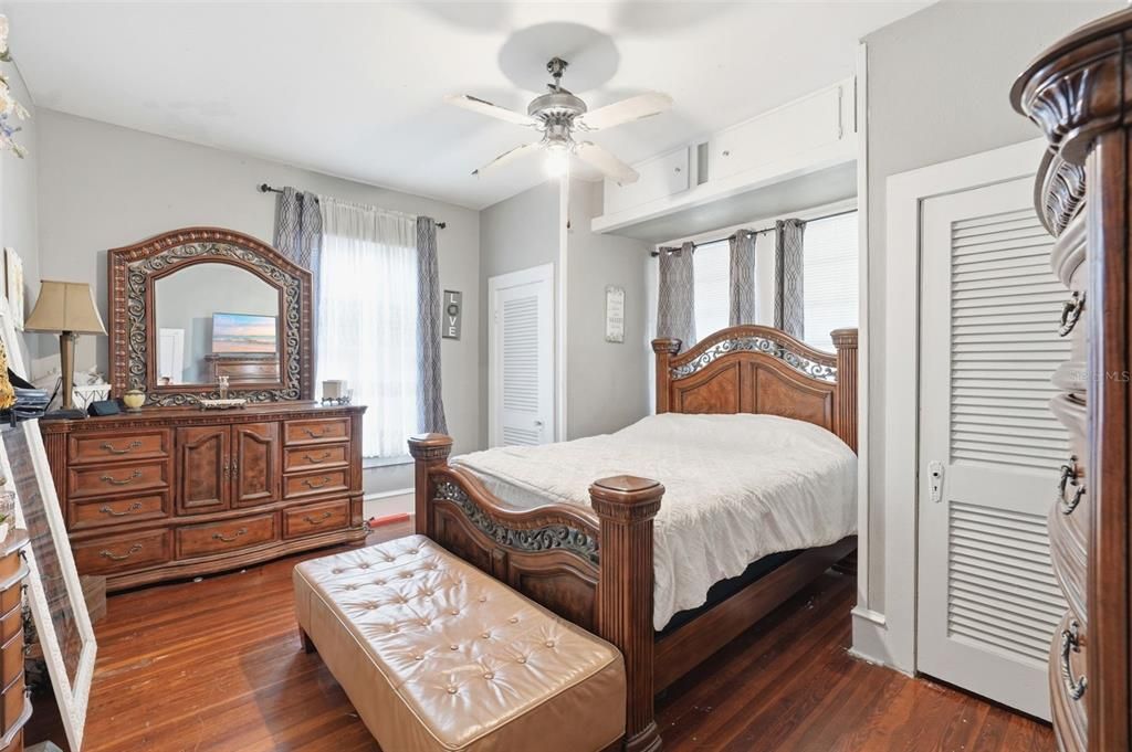 For Sale: $260,000 (4 beds, 1 baths, 2600 Square Feet)