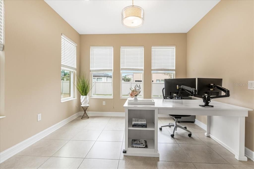 合同活跃: $650,000 (4 贝兹, 3 浴室, 2821 平方英尺)