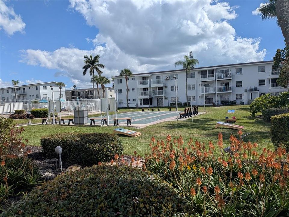 Active With Contract: $107,000 (2 beds, 1 baths, 744 Square Feet)