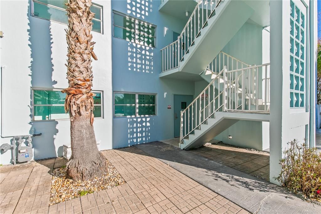 For Sale: $142,000 (1 beds, 1 baths, 680 Square Feet)
