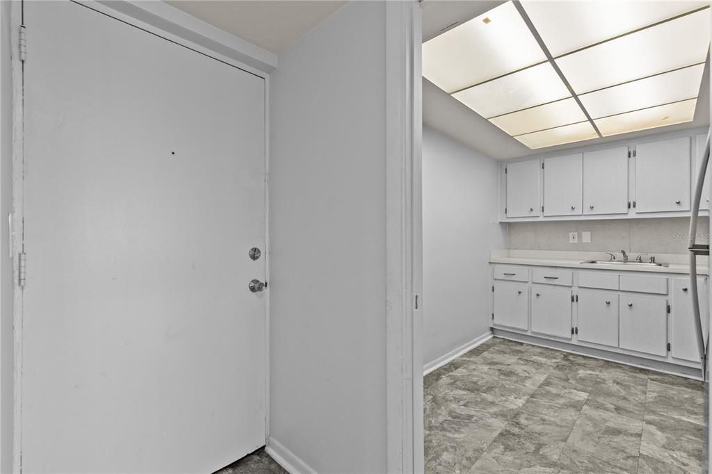 For Sale: $142,000 (1 beds, 1 baths, 680 Square Feet)