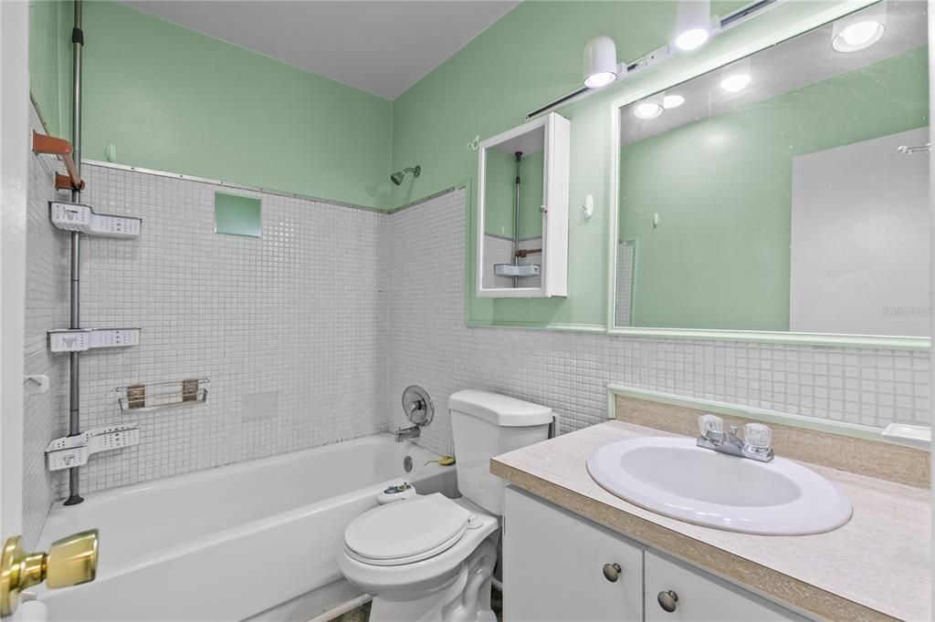 For Sale: $142,000 (1 beds, 1 baths, 680 Square Feet)