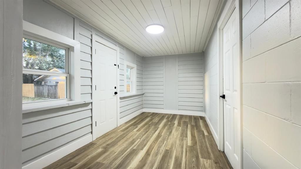 Active With Contract: $239,400 (2 beds, 1 baths, 993 Square Feet)