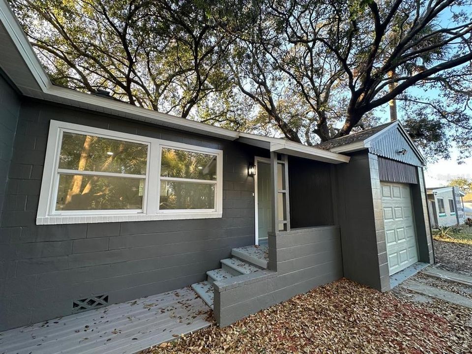 Active With Contract: $239,400 (2 beds, 1 baths, 993 Square Feet)