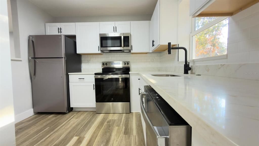 Active With Contract: $239,400 (2 beds, 1 baths, 993 Square Feet)