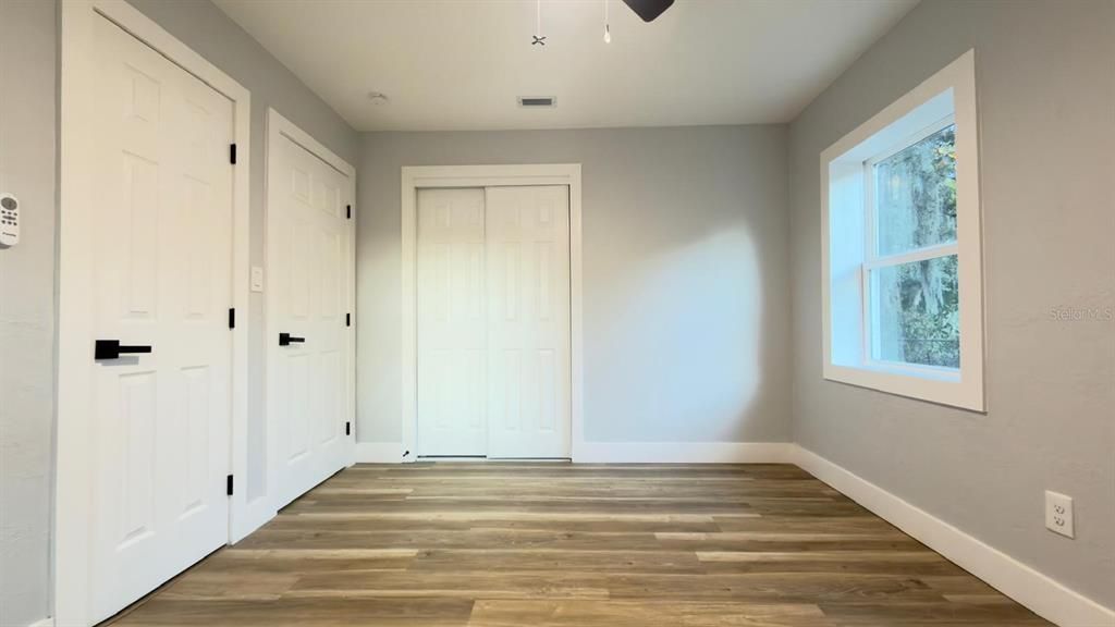 Active With Contract: $239,400 (2 beds, 1 baths, 993 Square Feet)