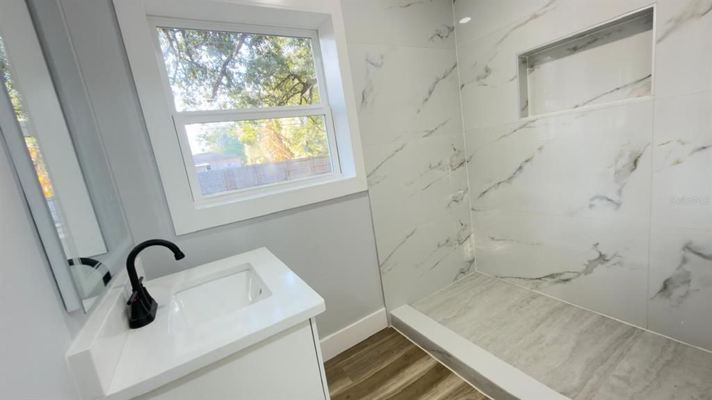 Active With Contract: $239,400 (2 beds, 1 baths, 993 Square Feet)