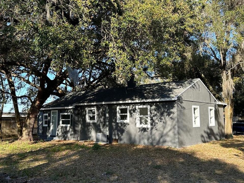 Active With Contract: $239,400 (2 beds, 1 baths, 993 Square Feet)