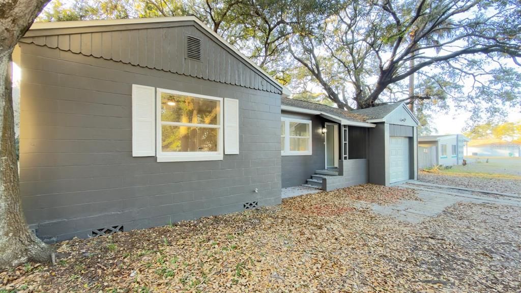 Active With Contract: $239,400 (2 beds, 1 baths, 993 Square Feet)