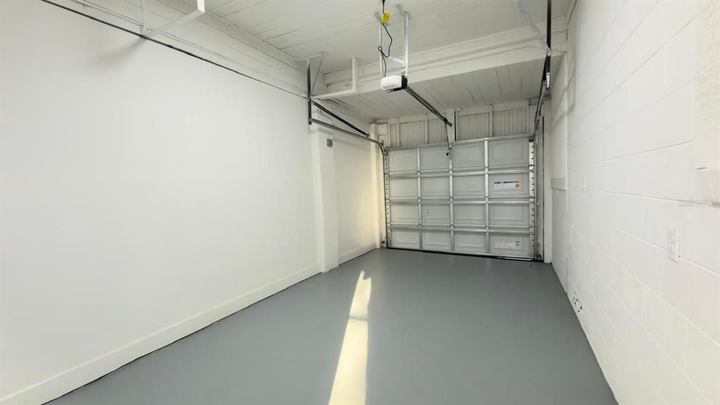 Active With Contract: $239,400 (2 beds, 1 baths, 993 Square Feet)