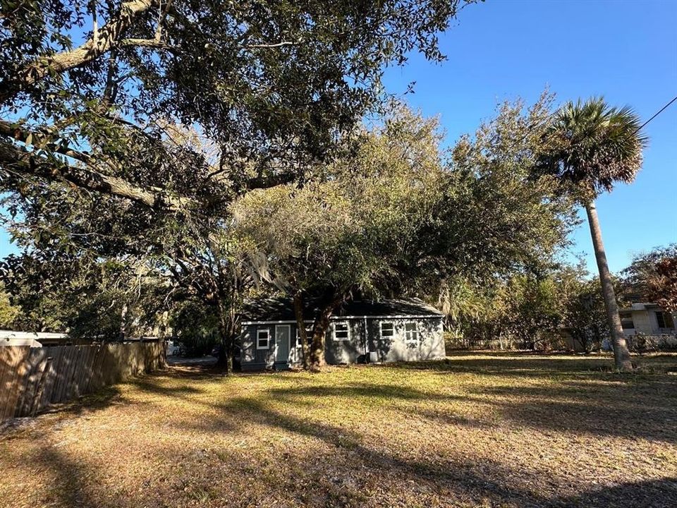 Active With Contract: $239,400 (2 beds, 1 baths, 993 Square Feet)