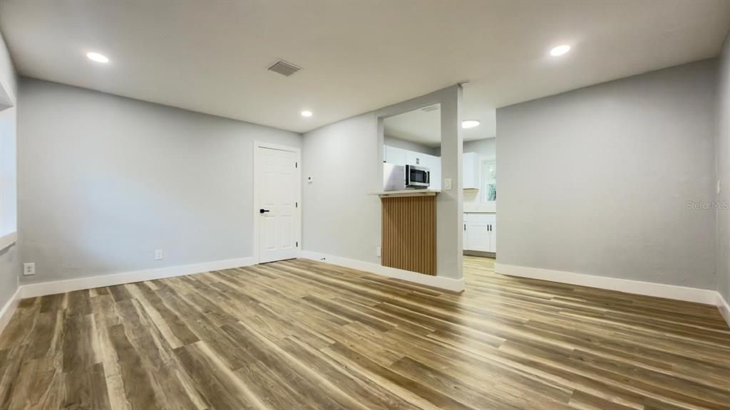 Active With Contract: $239,400 (2 beds, 1 baths, 993 Square Feet)