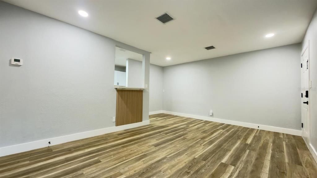 Active With Contract: $239,400 (2 beds, 1 baths, 993 Square Feet)