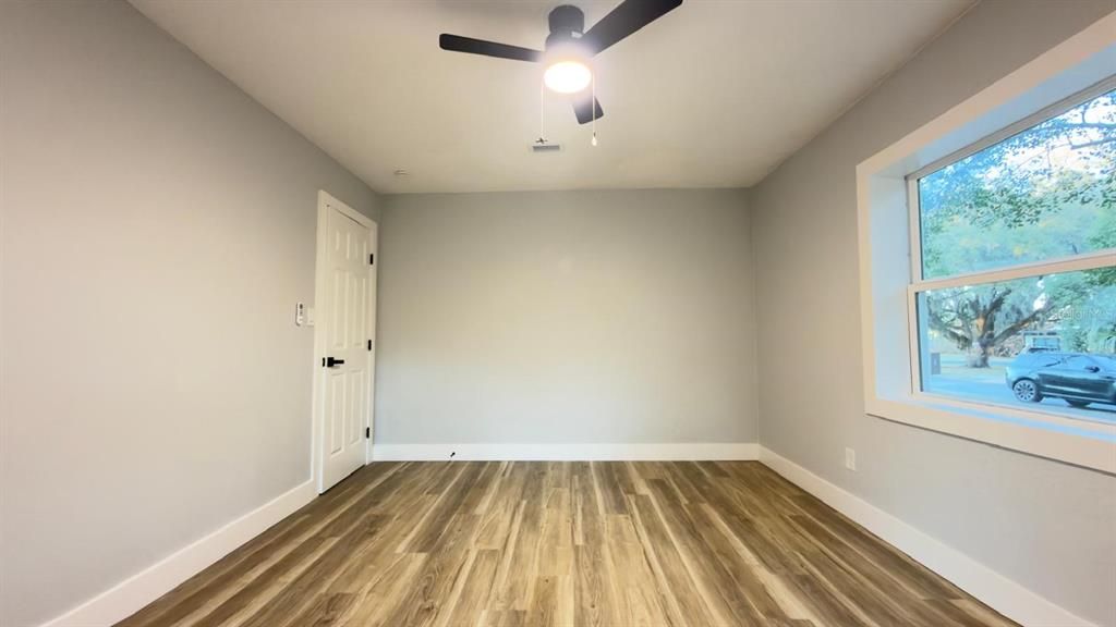 Active With Contract: $239,400 (2 beds, 1 baths, 993 Square Feet)