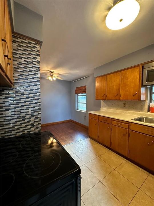 For Rent: $1,495 (2 beds, 1 baths, 920 Square Feet)